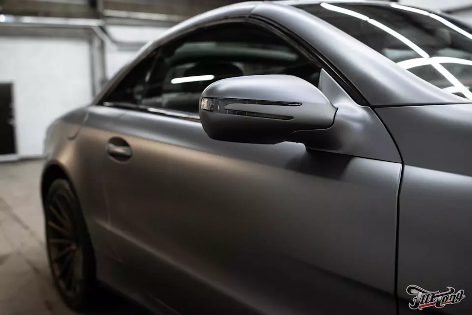Mercedes SL. Оклейка в серый мат, удаление хрома, окрас салонных деталей в черный глянец и окрас масок фар